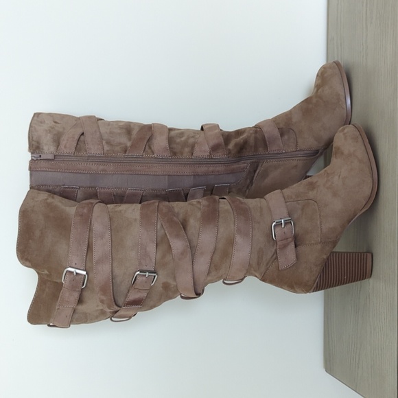 Torrid, size 9, Brown knee high boot wide leg - Picture 4 of 4